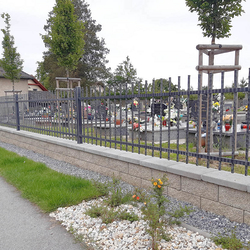 Umzäunung des Friedhofs in ¼ubotice bei der Stadt Prešov – geschmiedetes Tor und Zaun von UKOVMI Umzäunung des Friedhofs in ¼ubotice bei der Stadt Prešov – geschmiedetes Tor und Zaun von UKOVMI