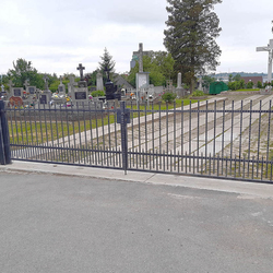 Schmiedeeisernes Tor am Friedhof in ¼ubotice Schmiedeeisernes Tor am Friedhof in ¼ubotice
