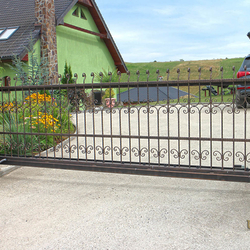 Kovaná posuvná brána - výjimečná brána při rodinném domě