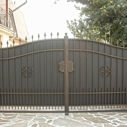 Kovaná brána s plechem