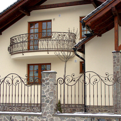 Schmiedeeiserner Zaun mit Elementen im Renaissancestil Schmiedeeiserner Zaun mit Elementen im Renaissancestil
