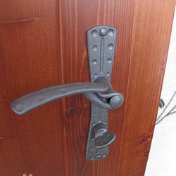 Kovaná kľučka na dverách
