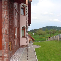 Kovaný řetěz jako svod okapu Kovaný řetěz jako svod okapu