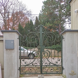 Kovaná brána vyrobena v uměleckém kovářství UKOVMI pro klienta v Rakousku
