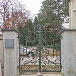 Geschmiedetes Tor hergestellt im Atelier der Kunstschmiede UKOVMI für einen Kunden aus Österreich Geschmiedetes Tor hergestellt im Atelier der Kunstschmiede UKOVMI für einen Kunden aus Österreich
