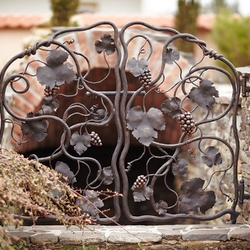 Luxusná kovaná bránka pri vstupe do vínnej pivnice - umelecká bránička ručne vykovaná ako vinič