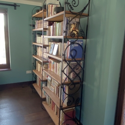 Kovaná knihovnička - designový nábytek z UKOVMI