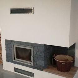 Moderný interiérový krb doplnený kovanými mriežkami Moderný interiérový krb doplnený kovanými mriežkami