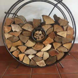 Kovaná nádoba na uložení dřeva ve tvaru kola