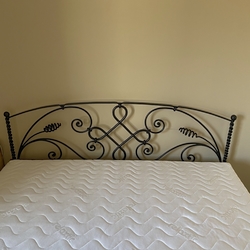 Kovaná postel v pokoji pro hosty - designový nábytek