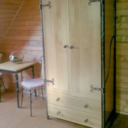 Kovaná skříň se dvěma zásuvkami - nábytek navržený a vyrobený pro penzion Šariš Park
