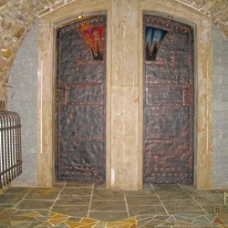 Kované dveře ve vinárně