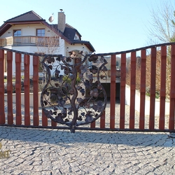 Toranlage – Wappen mit Weinrebe – luxuriöses, handgeschmiedetes, mit Holz kombiniertes Tor Toranlage – Wappen mit Weinrebe – luxuriöses, handgeschmiedetes, mit Holz kombiniertes Tor