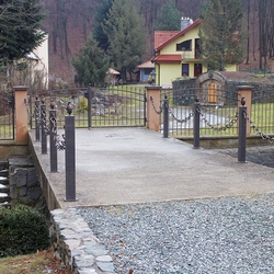 Schmiedeeiserner Zaun und schmiedeeisernes Geländer mit Kette Schmiedeeiserner Zaun und schmiedeeisernes Geländer mit Kette