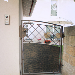 Kovaná branka s plechem vyrobená pro rodinný dům v Německu
