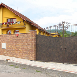 Exklusives, massives Tor für ein Einfamilienhaus Exklusives, massives Tor für ein Einfamilienhaus