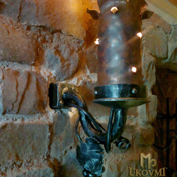 Boční kovaná lampa a tepané měděné stínítko - interiérové ​​svítidlo - exkluzivní lampa
