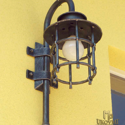 Boční kované svítidlo KLASIK - luxusní exteriérové ​​svítidlo - zahradní nástěnná lampa s logem UKOVMI
