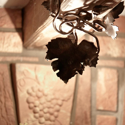 Kovaná lampa - list révy - interiérové ​​svítidlo ručně vykované do vinné sklepy - exkluzivní svítidlo