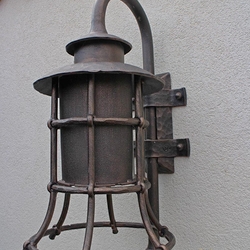 Schmiedeeiserne Lampe KLASSIK mit Schirm, geformt als Glocke – Außenwandlampe – Luxuslampen 