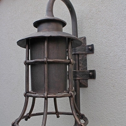Kovaná lampa s tienidlom Klasik v tvare zvonu - nástenné exteriérové svietidlo - luxusné lampy Kovaná lampa s tienidlom Klasik v tvare zvonu - nástenné exteriérové svietidlo - luxusné lampy