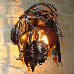 Interiérová nástenná lampa - bočná kovaná lampa do pivnice s motívom hrozna - originálne svietidlo Interiérová nástenná lampa - bočná kovaná lampa do pivnice s motívom hrozna - originálne svietidlo