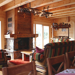 Suspension en fer forg  rtelier en bois.   clairage de salle de sjour d'un chalet de montagne.