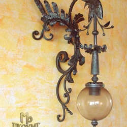 Kovaný drak jako svítidlo - exteriérová luxusní lampa z UKOVMI - luxusní nástěnné svítidlo