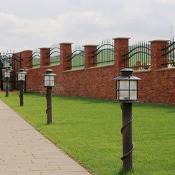 Promenade dans un jardin clair. Les lampadaires dextrieur pour les terrasses, jardins et parcs.