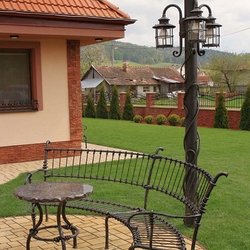 Luminaire, table, banc en fer forg. L'ensemble d'amnagement d'un jardin, terrasse ou parc.