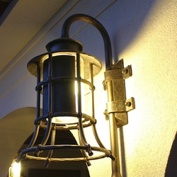 Výnimočná kovaná lampa s tienidlom - nástenné exteriérové svietidlo v tvare zvonu pre osvetlenie budov a záhrad Výnimočná kovaná lampa s tienidlom - nástenné exteriérové svietidlo v tvare zvonu pre osvetlenie budov a záhrad