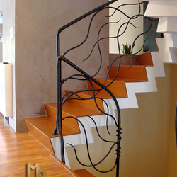 Moderné kované zábradlie - Nádych vetra - umelecké zábradlie na schodoch v interiéri rodinného domu
