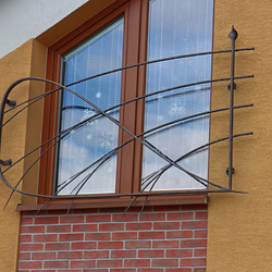 Außengeländer – modernes geschmiedetes Geländer für ein französisches Fenster Außengeländer – modernes geschmiedetes Geländer für ein französisches Fenster