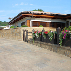 Luxuriöser, schmiedeeiserner Zaun mit Blumenkästen – moderner, geschmiedeter Zaun Luxuriöser, schmiedeeiserner Zaun mit Blumenkästen – moderner, geschmiedeter Zaun