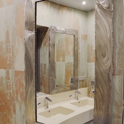 Spiegel mit Edelstahlrahmen – luxuriöser Badezimmerspiegel