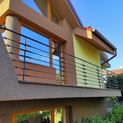 Kunstvolles schmiedeeisernes Geländer mit geschmiedeten Knoten für Balkon und Terrasse eines Einfamilienhauses Kunstvolles schmiedeeisernes Geländer mit geschmiedeten Knoten für Balkon und Terrasse eines Einfamilienhauses
