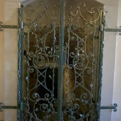 Kovaná mreža v historickej budove Kovaná mreža v historickej budove
