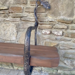 Detail dřevěné lavičky s kovanými dubovými větvičkami - zahradní nábytek
