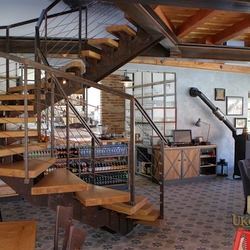 Eine Innentreppe mit Geländer im Industriestil im Restaurant Zwicker
