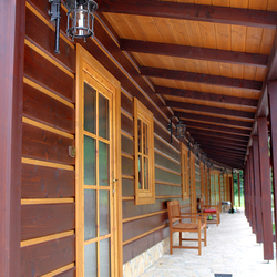 Eclairage extrieur dune auberge-restaurant par les luminaires en fer forg Ukovmi