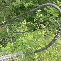 Eine Treppe mit handgeschmiedetem Gelnder am Fluss auf einem Privatgrundstck