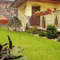 Einfaches geschmiedetes Gelnder auf der Terrasse eines Einfamilienhauses  Gelnder fr Exterieur