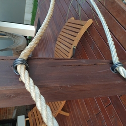 Kované držiaky lana vyrobené v UKOVMI na exteriérovom zábradlí na terase rodinného domu