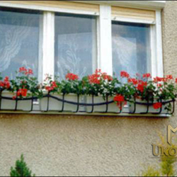 Okenná ohrádka na truhlíky - kovaný držiak kvetov