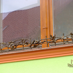 Kovaný držák na květiny - dubový motiv - ohrádka na okna