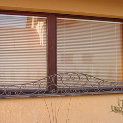 Schmiedeeiserner Zaun für Fensterbank – schöne Sicherung für Blumen Schmiedeeiserner Zaun für Fensterbank – schöne Sicherung für Blumen