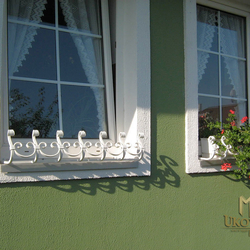 Okenní ohrádka na truhlíky - kovaný držák na květináč na okno