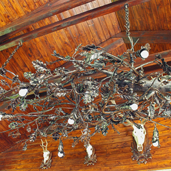 Kovaný lustr Dub - luxusní svítidlo - dominantní kované svítidlo ve tvaru dubu v myslivecké chatě
