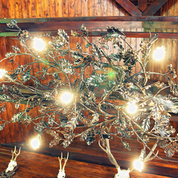 Luxusní kovaný lustr Dub - interiérové ​​svítidlo ručně vykované s lesním motivem do myslivecké chaty