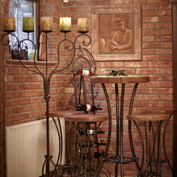 Barový kovaný stůl a židle - výjimečný nábytek ve vinném sklepě